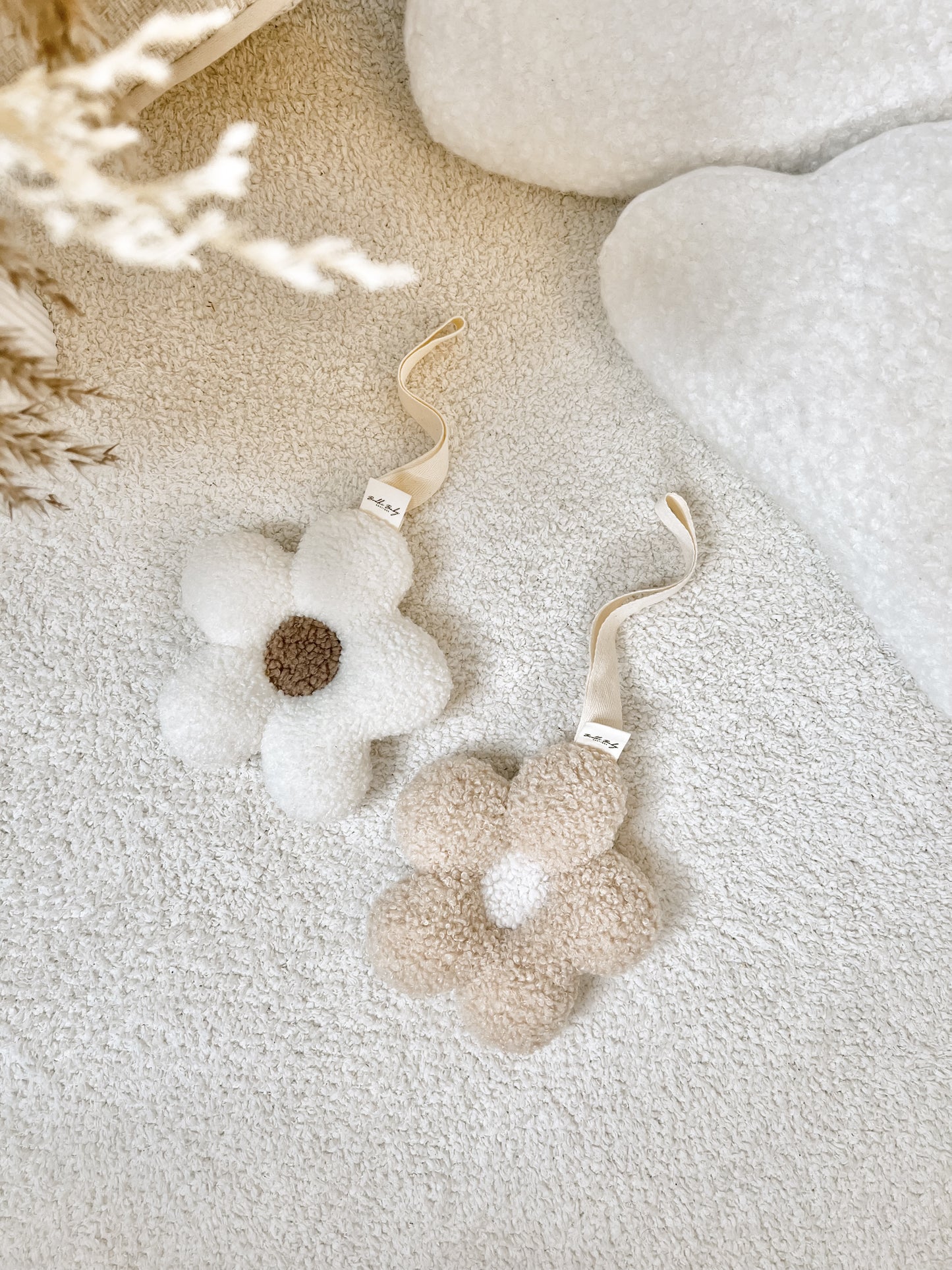 DUMMY HOLDER // MILK DAISY